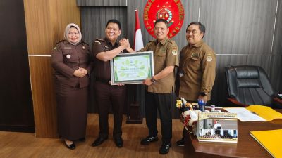 Adm Perhutani KPH Bondowoso Serahkan Piagam Penghargaan Kepada Kejari Situbondo