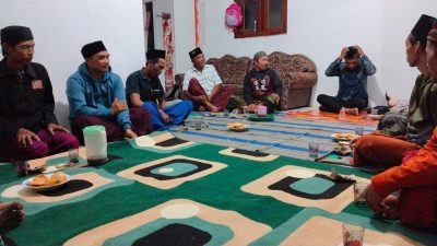 Asper Sukosari Menjalin Silaturahmi dan Pembinaan Terhadap Tenaga Getah Pinus di Kluncing Bondowoso