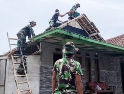 Babinsa Koramil Kedungadem Bojonegoro, Bantu Benahi Rumah Warga Korban Angin Kencang