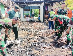 Babinsa Koramil Temayang Bojonegoro, Bersama Warga Babatan Kedungsari Bersihkan Puing-Puing Rumah Terbakar