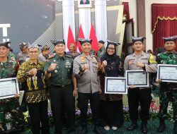 Bhabinkamtibmas Polres Bojonegoro dan Tiga Pilar Kelurahan Karangpacar Terima Anugerah Patriot Jawi Wetan II
