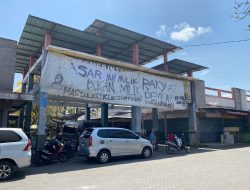 Diabaikan Mantan Bupati Hendy, Pedagang Pasar Baru Kencong Tutup Logo Pemkab Jember dengan Kain Kafan