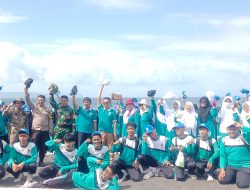 Jelang Hari Santri Nasional, Guru Serta Anak Didik MAN 3 Jember Bersih bersih Pantai Paseban