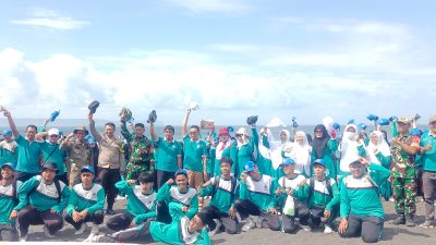 Jelang Hari Santri Nasional, Guru Serta Anak Didik MAN 3 Jember Bersih bersih Pantai Paseban