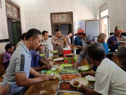 Kapolsek Wuluhan Beserta Anggota Berbagi Sembako dan Makan Siang Gratis Tukang Becak dan Pemulung