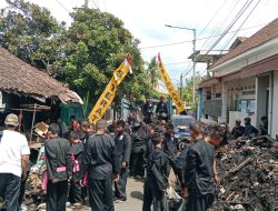 Kebakaran Rumah Warga, Pendekar PSHT Ranting Patrang Lakukan Bersih Bersih