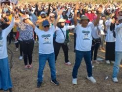 Ribuan Ibu – Ibu Pendukung MUBAROK Nomor Urut 2 Senam Sehat di Lapangan Desa Canggu Jetis