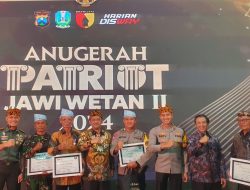 Pak Bhabin Polres Jember dan Tiga Pilar Desa Pontang Raih Anugerah Patriot Jawi Wetan II
