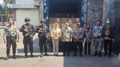 Pastikan Surat Suara Tiba Tepat Waktu, Sat Brimob Polda Jateng Kawal Distribusi Logistik Pilkada 2024