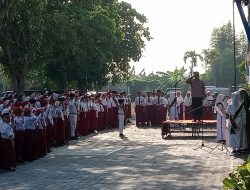Pimpin Upacara Bendera, Kanit Binmas Polsek Krian Edukasi Pelajar Bijak Medsos