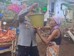 Polisi Salurkan Air Bersih untuk Warga Kedungjajang Lumajang