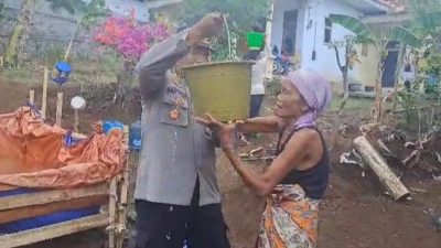 Polisi Salurkan Air Bersih untuk Warga Kedungjajang Lumajang