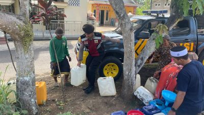 Polres Lumajang Salurkan Bantuan Air Bersih untuk Warga Terdampak Kemarau di Gucialit