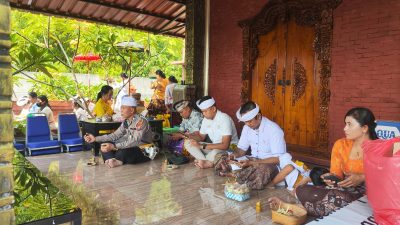 Polresta Sidoarjo Gelar Hari Raya Kuningan di Pura Kertha Bumi Bhayangkara