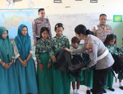 Satlantas Polresta Sidoarjo Peduli Masyarakat Pesisir, Edukasi Tertib Lalu Lintas dan Bagikan Bantuan Sosial