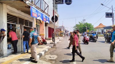 Satpol PP Kota Mojokerto dan Kantor Bea Cukai Sidoarjo Bersama Tim Gabungan Lakukan Razia Rokok Ilegal di Toko- Toko
