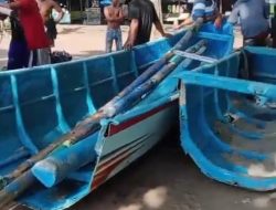 Sepuluh Perahu Nelayan di Pantai Wisata Tanjung Papuma Rusak, Dua Diantaranya Patah