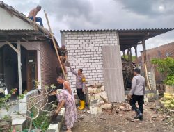 Angin Kencang Landa Sidoarjo, Polsek Tulangan Gerak Cepat Bantu Warga