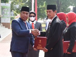 Memperingati Hari Pahlawan, Pemkab Sidoarjo Gelar Upacara Bendera dan Penganugerahan Satyalencana Karya Satya untuk PNS Berprestasi