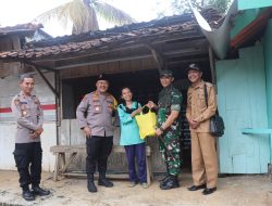 Jumat Berkah Wujudkan Pilkada Damai, Kapolres Wonogiri Salurkan Bantuan Sembako