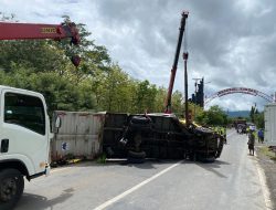 Polisi Evakuasi Kecelakaan Truk di Selogiri, Arus Lalulintas Kembali Normal