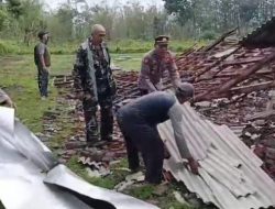 Polisi dan TNI Bantu Tangani Dampak Angin Puting Beliung di Bondowoso