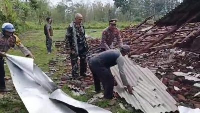 Polisi dan TNI Bantu Tangani Dampak Angin Puting Beliung di Bondowoso