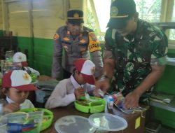 Siswa SD Daerah Terpencil di Sidoarjo Bahagia Saat Diberi Makan Siang Gratis Bergizi oleh TNI-Polri
