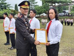12 Personel Polres Lampura Berprestasi Terima Penghargaan dari Kapolres