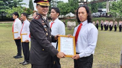 12 Personel Polres Lampura Berprestasi Terima Penghargaan dari Kapolres
