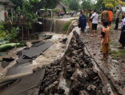Akibat Intensitas Curah Hujan Tinggi Akses Jalan Pasarejo Tangsil Wetan Putus