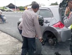 Aksi Kemanusiaan Petugas Pengamanan Exit Tol Prambanan Bantu Pemudik