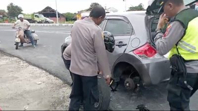Aksi Kemanusiaan Petugas Pengamanan Exit Tol Prambanan Bantu Pemudik