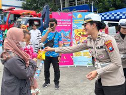 Aksi Simpatik Polisi di Pos Pelayanan Nataru Terminal Purabaya