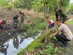 Antisipasi Banjir, Anggota Polsek Buduran Beserta Koramil Kerja Bakti Bersihkan Sungai