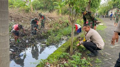 Antisipasi Banjir, Anggota Polsek Buduran Beserta Koramil Kerja Bakti Bersihkan Sungai