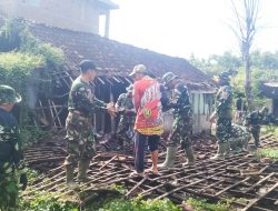 Babinsa Koramil Sugihwaras Bojonegoro bersama Warga bersih-bersih Reruntuhan Rumah di Metales