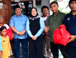Bupati Jombang Terpilih H. Warsubi Bersama Kades Pucangsimo Salurkan Bantuan ke Warga Terdampak Angin Puting Beliung