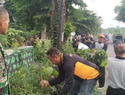 Forkopimda Sidoarjo Kota Bersihkan Sampah dan Enceng Gondok di Sungai Gebang