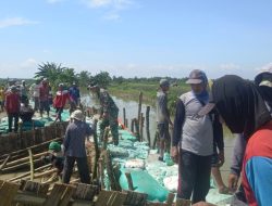 Karya Bakti Lanjutan, Babinsa Koramil Kanor Bojonegoro bantu Penutupan Tanggul Jebol di Kedungprimpen