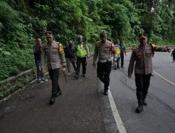 Mitigasi Jalur Rawan Jelang Nataru, Polres Jember Sisir Jalan di Gunung Gumitir