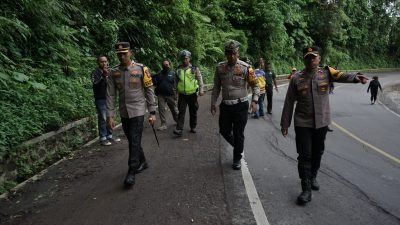 Mitigasi Jalur Rawan Jelang Nataru, Polres Jember Sisir Jalan di Gunung Gumitir