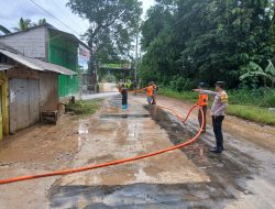 Pasca Banjir Luapan Sungai Wiroko, Polsek Nguntotonadi Lakukan Kerja Bakti Pembersihan Sisa Lumpur di Jalan