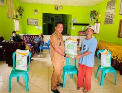 Pemdes Suka Dana Ilir, Bunga Mayang Salurkan kepada 329 KPM Bantuan Beras