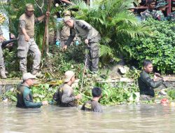 Pemkab Bersama Kodim 0816 Sidoarjo Bersihkan Sungai Pelayaran Taman