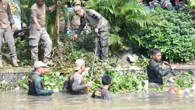 Pemkab Bersama Kodim 0816 Sidoarjo Bersihkan Sungai Pelayaran Taman