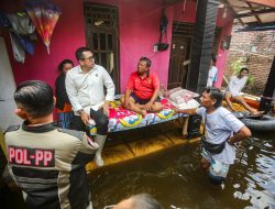 Pj. Walikota Mojokerto Ali Kuncoro Kembali Tinjau Lokasi Banjir, Dengarkan Keluhan Warga dan Berikan Bantuan