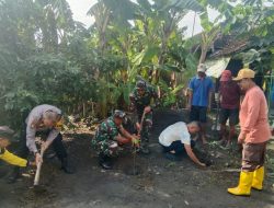 Polisi dan TNI Turun Bersama Warga Kerja Bakti di Desa Gempol Klitik Tarik
