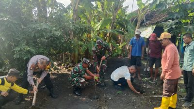 Polisi dan TNI Turun Bersama Warga Kerja Bakti di Desa Gempol Klitik Tarik