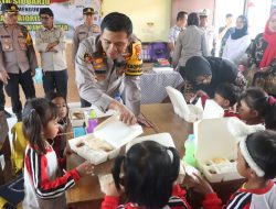 Polresta Sidoarjo Bagikan Makan Siang Bergizi untuk Pelajar TK dan SD